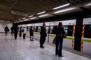 Επιβάτες μπροστά από συρμό του μετρό αναμένουν να επιβιβαστούν