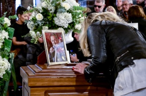 Γυναίκα σκυμμένη πάνω από το φέρετρο του Βασίλη Καρρά κατά τη διάρκεια του λαϊκού προσκυνήματος στη Θεσσαλονίκη