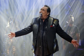 Ο Βασίλης Καρράς σε παλιά εμφάνισή του στην πίστα