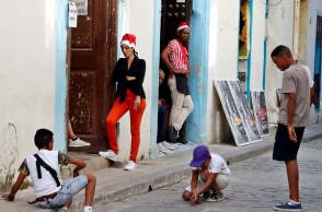 Χριστούγεννα στην Κούβα - Γυναίκα με σκουφάκι του Άγιου Βασίλη