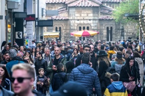 Πολίτες στην Ερμού για τις αγορές τους πριν την Πρωτοχρονιά