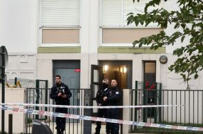  Οι αστυνομικοί ανακάλυψαν τα πτώματα την επομένη της βραδιάς των Χριστουγέννων να κείτονται σε διάφορα δωμάτια της κατοικίας.