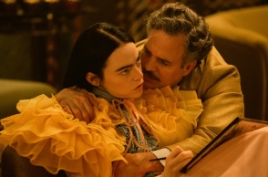 Poor Things: Κριτική για την ταινία του Γιώργου Λάνθιμου με τους Έμα Στόουν, Γουίλεμ Νταφόε, Μαρκ Ράφαλο, Ραμί Γιουσέφ