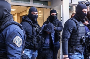 Ο 18χρονος συλληφθείς για την επίθεση στον 31χρονο αστυνομικό με ναυτική φωτοβολίδα