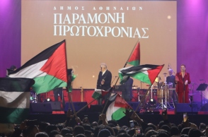 Ο Μάνος Βουλαρίνος σχολιάζει την υποδοχή του νέου χρόνου στην Πλατεία Συντάγματος, τις αντιδράσεις για τις παλαιστινιακές σημαίες και την εργαλειοποίηση της γιορτής.