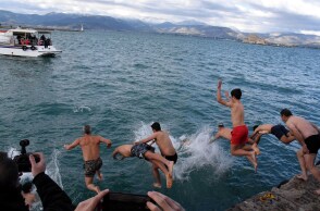 Πολίτες βουτούν στη θάλασσα για να πιάσουν τον σταυρό τα Θεοφάνια