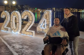 Ο Γιάννης Δαμιανός τραυματίστηκε πριν από τρία χρόνια όταν βούτηξε για να πιάσει τον Σταυρό στη θάλασσα