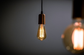 Αναμμένη λάμπα σε σκοτεινό σημείο