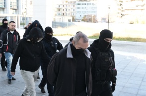 Ο Ηλίας Μίχος και οι υπόλοιποι κατηγορούμενοι οδηγήθηκαν σήμερα στο δικαστήριο εν μέσω έντασης και συνθημάτων