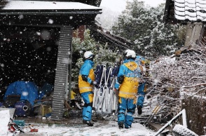 Διασώστες επιχειρούν εν μέσω χιονοπτώσεων για επιζώντες στα ερείπια μετά τον φονικό σεισμό που έπληξε την Πρωτοχρονιά την Ιαπωνία