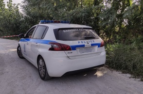 Περιπολικό της Αστυνομίας και κορδέλα με την οποία έχει αποκλειστεί η περιοχή