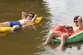 Saltburn, New Year Resolutions και η μεγαλύτερη κοινωνική μελέτη για την ανθρώπινη ευτυχία