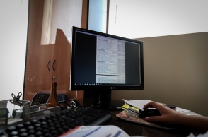 Λογίστρια με ανοιχτό το πρόγραμμα για τη ΄σύνταξη των φορολογικών δηλώσεων στον υπολογιστή της