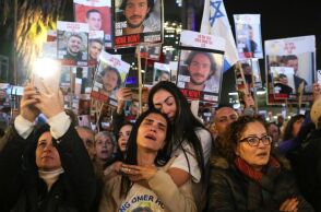 Ισραήλ: Δεκάδες χιλιάδες διαδηλωτές ζήτησαν την παραίτηση του πρωθυπουργού Νετανιάχου - Συμπληρώνονται 100 ημέρες από την έναρξη του πολέμου.