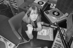 Annie Nightingale (1940 – 2024): Ένα μεγάλο είδωλο του ραδιοφώνου και της ποπ κουλτούρας