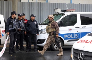 Αστυνομικές δυνάμεις στην Τουρκία δίπλα σε περιπολικό