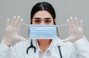 Οι πολιτικές μάσκας επιστρέφουν στις ΗΠΑ καθώς οι αναπνευστικοί ιοί απειλούν να καταπονήσουν τα νοσοκομεία - Χαμηλά τα ποσοστά εμβολιασμού. 