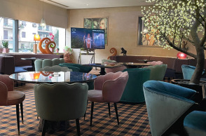 President Hotel: Το καφέ του στο ισόγειο είναι το ωραιότερο 