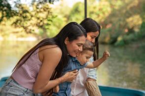 Οικογένεια αποτελούμενη από δύο μητέρας και ένα παιδί