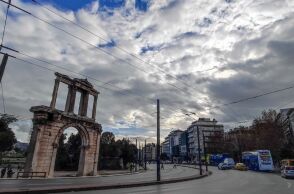 Καιρός αύριο: Βροχές, καταιγίδες και υψηλές θερμοκρασίες 