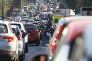 Αυτοκίνητα «κολλημένα» στην κίνηση στο κέντρο της Αθήνας