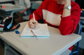 ΗΠΑ: Πρώην βοηθός δασκάλου παραδέχτηκε στο δικαστήριο ότι είχε πολλαπλές σεξουαλικές σχέσεις με έφηβα αγόρια ενώ δούλευε σε σχολείο του Κεντάκι.