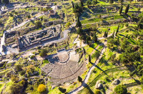 Πανοραμική άποψη του αρχαιολογικού χώρου των Δελφών
