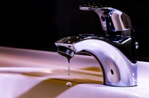 Βρύση από την οποία στάζουν μερικές σταγόνες νερό