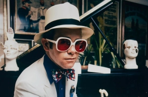 Ο Έλτον Τζον βγάζει τη συλλογή του σε δημοπρασία που αναμένεται να αποφέρει 10 εκατομμύρια δολάρια στον οίκο Christie’s