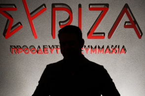 Η σκιά του Στέφανου Κασσελάκη μπροστά από το λογότυπο του ΣΥΡΙΖΑ