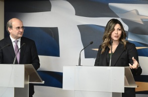 Η υπουργός Κοινωνικής Συνοχής και Οικογένειας, Σοφία Ζαχαράκη και ο υπουργός Οικονομικών, Κωστής Χατζηδάκης στις ανακοινώσεις για τα μέτρα στήριξης των νέων οικογενειών