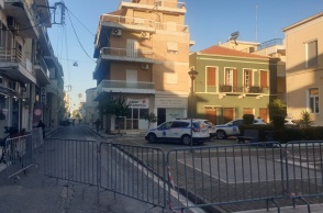 Κιγκλιδώματα έξω από το δικαστικό μέγαρο όπου θα απολογηθεί ο κρεοπώλης που κατηγορείται για τη δολοφονία του 31χρονου Μπάμπη