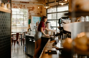 Πώς τα «ξεχωριστά» καφέ και μπαρ κατέληξαν να μοιάζουν τόσο πολύ μεταξύ τους