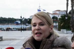 Η Θεοδώρα Τζάκρη στις Σπέτσες