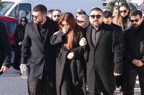 Η σύζυγος και οι δύο γιοι του Χάρη Κωστόπουλου στην κηδεία του τραγουδιστή