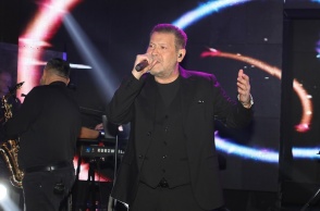 Ο τραγουδιστής Χάρης Κωστόπουλος 