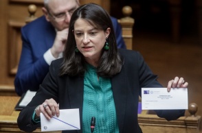 Η Νίκη Κεραμέως στη Βουλή κρατά στα χέρια της τους φακέλους για την επιστολική ψήφο