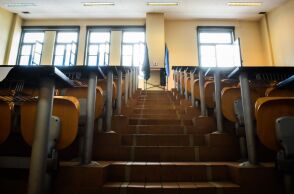 Την εισβολή κουκουλοφόρων στο κτίριο της Νομικής ΕΚΠΑ κατήγγειλαν φοιτητές, υποστηρίζοντας πως τους απείλησαν ώστε να αποφασιστεί κατάληψη από τη Γενική Συνέλευση.