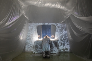 Από την περφόρμανς του Εμμανουήλ Κωνσταντινίδη στα Performance ROOMS 2024