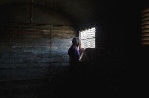 Μια γυναίκα κοιτάζει από το παράθυρο βαγονιού του συρμού Λβ 964