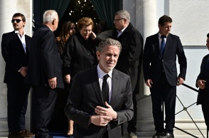 Ο Παύλος Γερουλάνος συγκινημένος πίσω από το φέρετρο της μητέρας του, Αιμιλίας Γερουλάνου