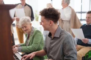 Η ενασχόληση με τη μουσική συνδέεται με καλύτερη υγεία του εγκεφάλου σε ηλικιωμένους