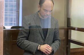 Ο Ρώσος αντιφρονών Καρά-Μουρζά μεταφέρθηκε σε «κελί τιμωρίας» σε νέα φυλακή, λέει η δικηγόρος του - Σε αποικία κρατουμένων στη Σιβηρία.