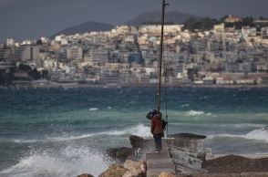 Κύματα έξω από το λιμάνι του Πειραιά