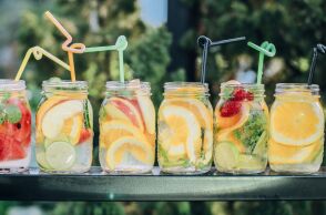 ΑΑΔΕ: Φθηνότερα τα αναψυκτικά «στο χέρι» με ΦΠΑ 13%