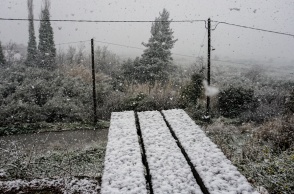 Χιόνια πάνω σε παγκάκι