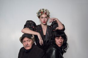 «Οι δύο χέστηδες» με τους Θέμη Πάνου, Κλέλια Ανδριολάτου και Γιώργο Γλάστρα