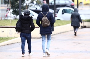 Πολίτες με χοντρά ρούχα για το κρύο που επικρατεί