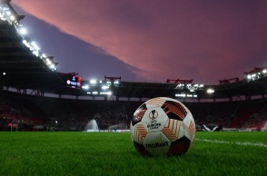 Μπάλα στο χορτάρι γηπέδου