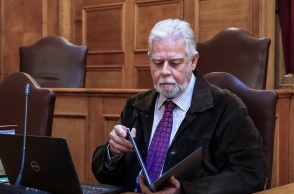 Ο Παναγιώτης Τερεζάκης κατά τη διάρκεια της κατάθεσής του στην Εξεταστική για τα Τέμπη